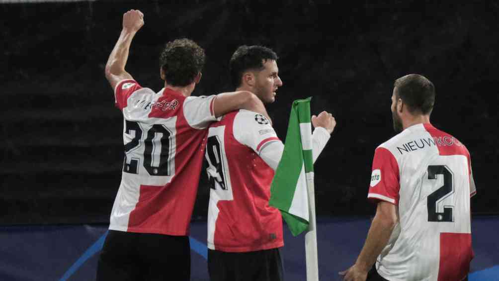Jugadores de Feyenoord celebran con Santi su gol