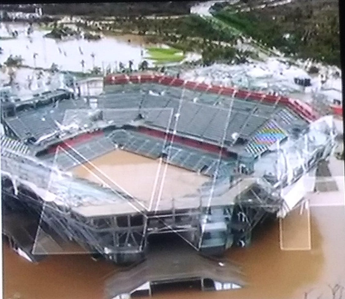 La cancha de la Arena GNP luce afectada por el Huracán Otis