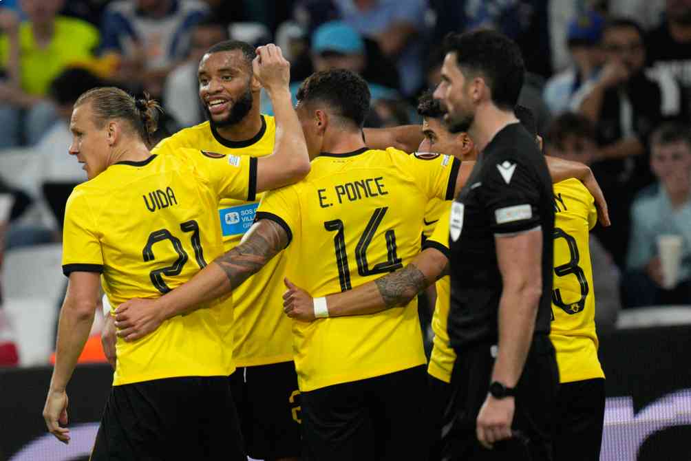 Jugadores del AEK celebran con Pineda su gol