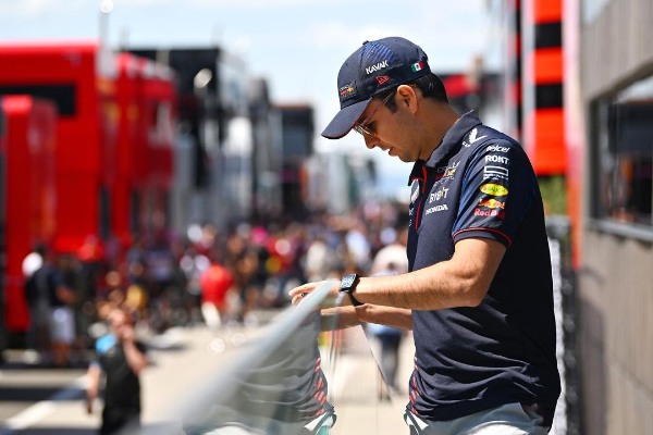 Sergio Pérez se prepara para correr con Red Bull