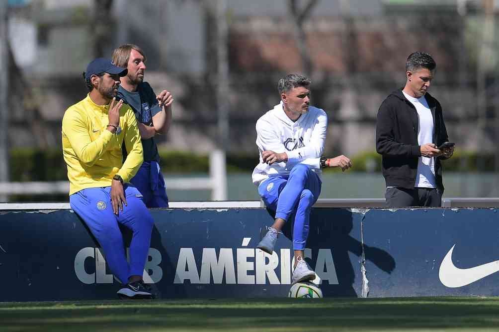 'Tano' Ortiz en Coapa durante un partido de las categorías juveniles