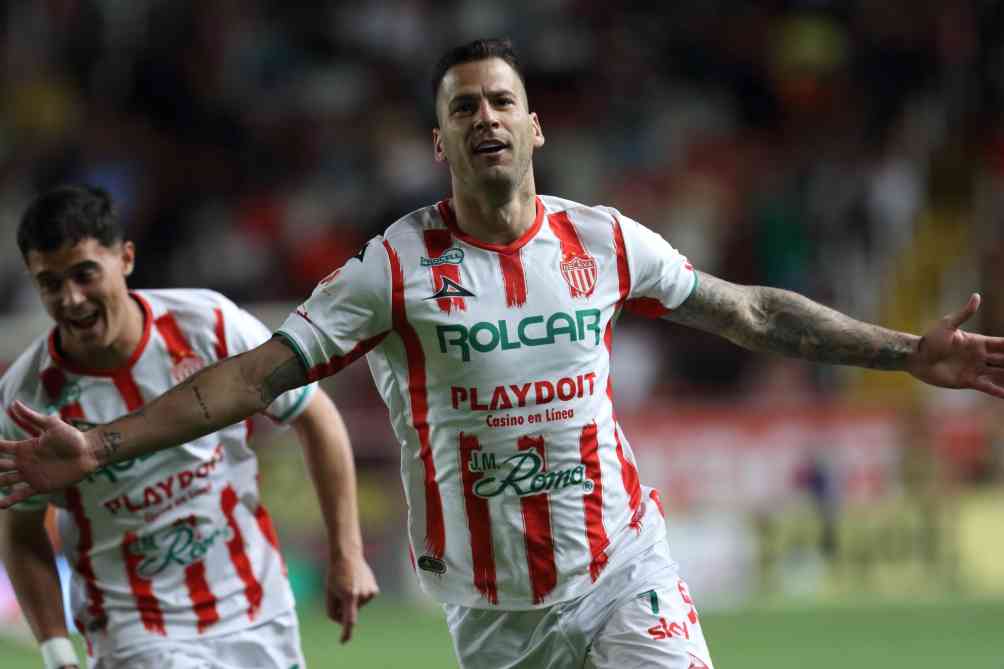 Édgar Méndez celebra un gol en la última visita de Pumas al Estadio Victoria
