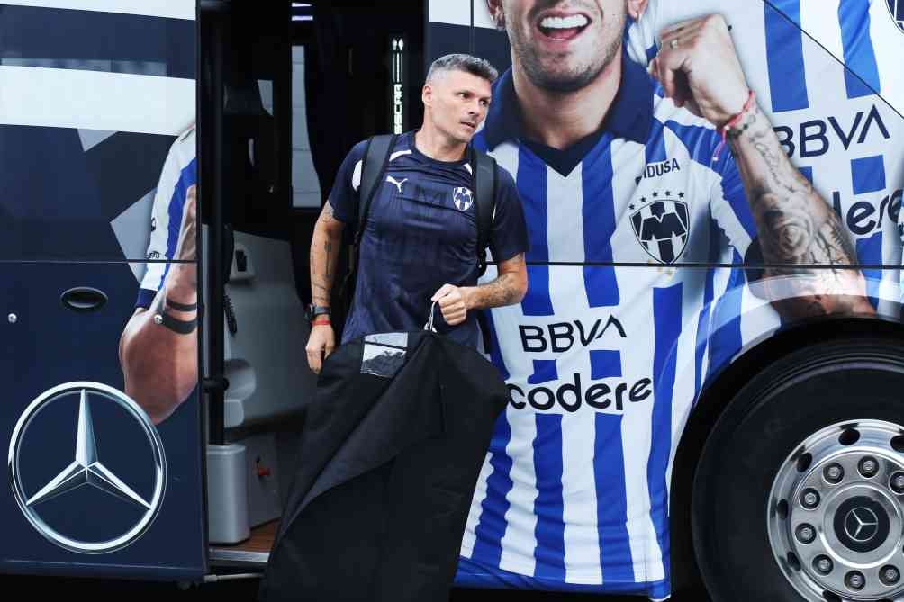 Ortiz con el autobús de Rayados, equipo al que llegó este torneo