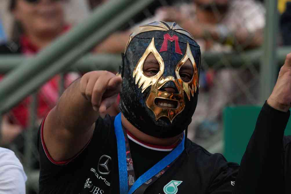 Un aficionado con máscara de luchador en el Autódromo Hermanos Rodríguez