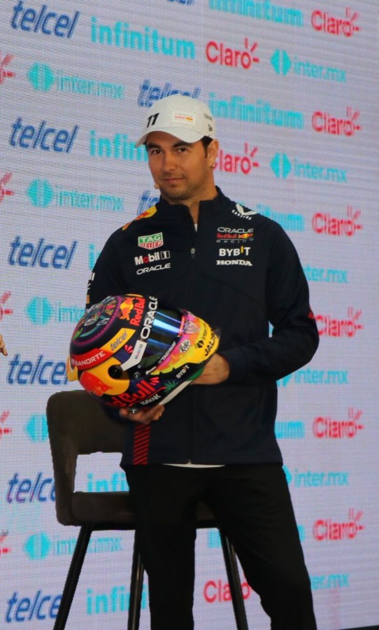 Checo Pérez con el casco que usará en el GP de México