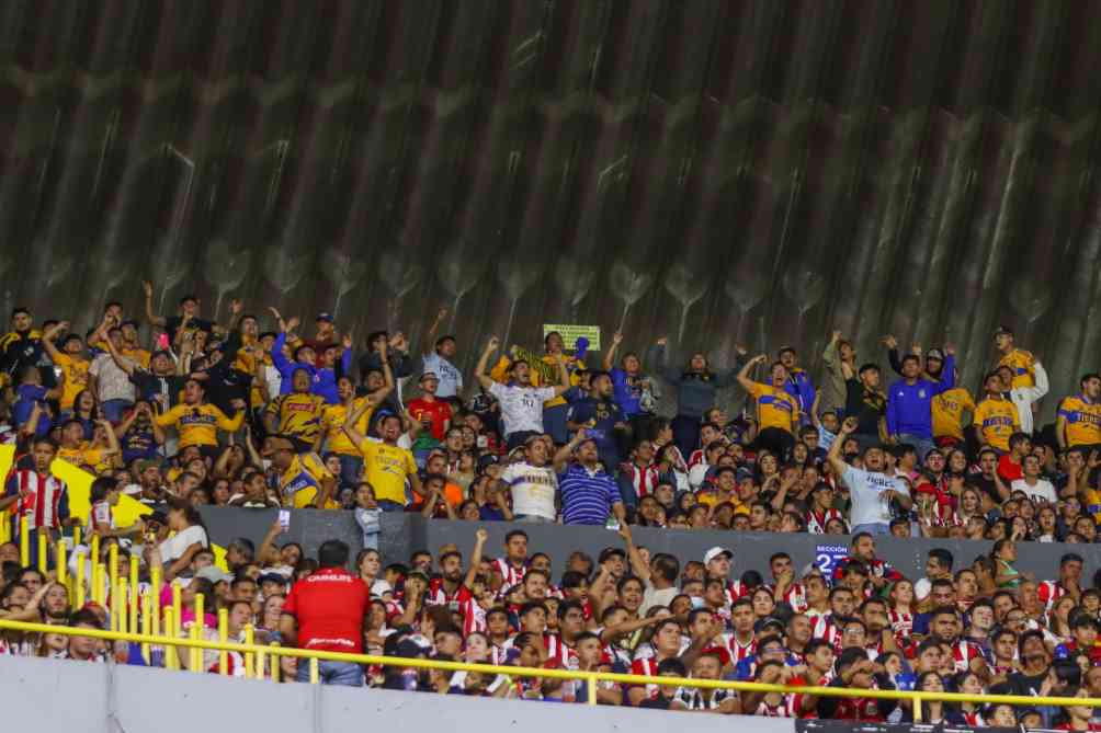 La afición de Tigres celebrando en el Estadio Jalisco