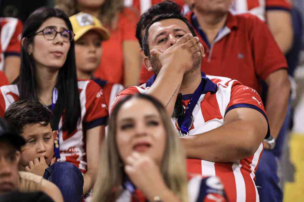 Aficionado de Chivas se lamenta tras el resultado