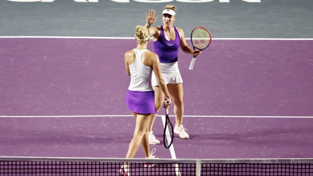 TWITTER: @WTAGuadalajara Gabriela Dabrowski y Erin Routliffe durante un partido