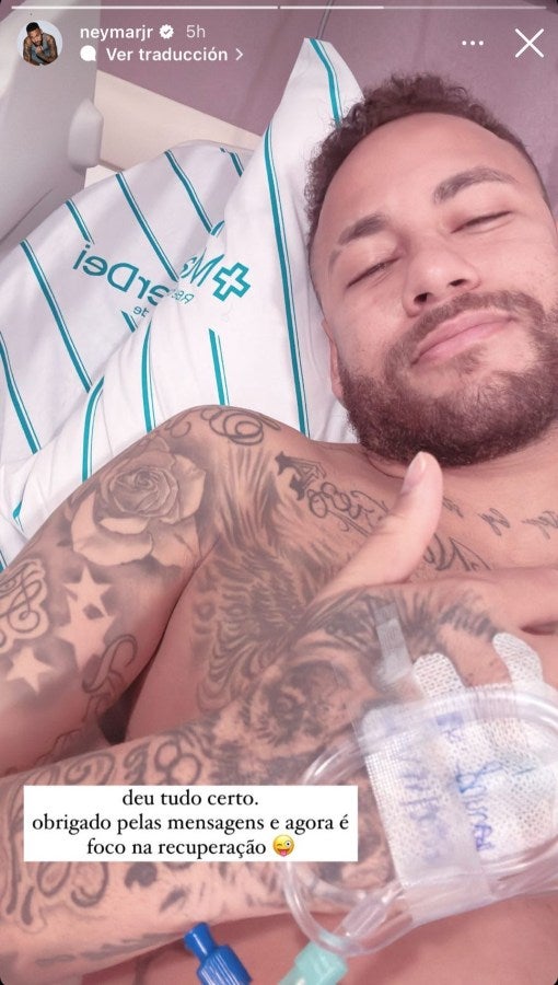 Neymar tras salir de su cirugía