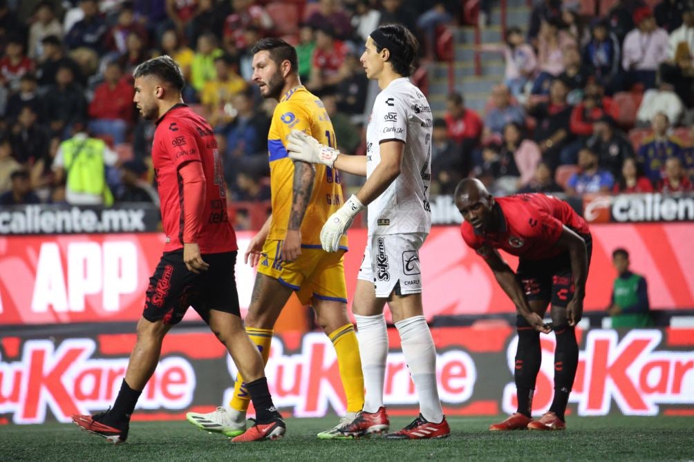 Toño Rodríguez y se encara con Gignac