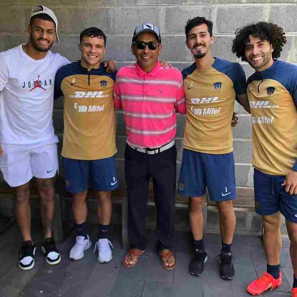 Jorge Campos con jugadores de Pumas en su visita hace un par de días