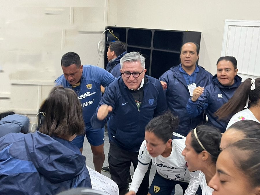 Luis Raúl González visitó a Pumas Femenil