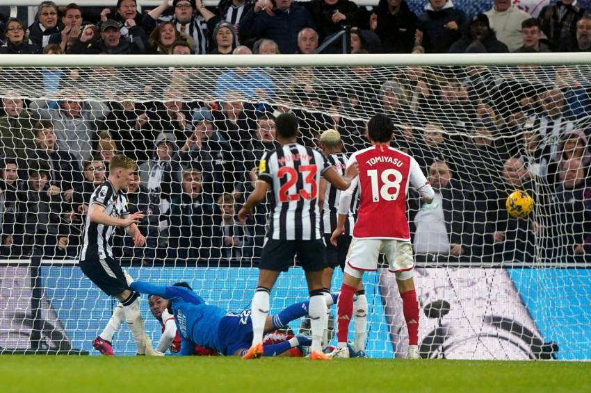 El gol de Newcastle en la cabaña del Arsenal 