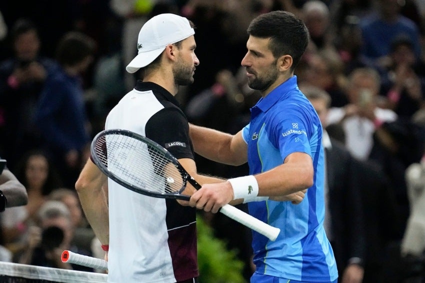 Abrazo entre los tenistas finalistas 