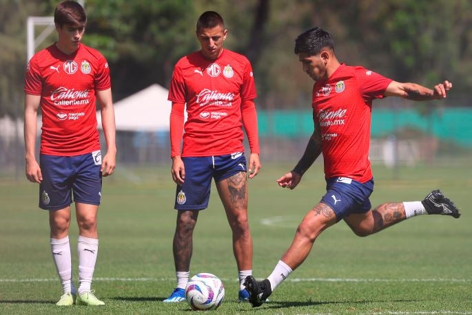 Jugadores de Chivas en práctica