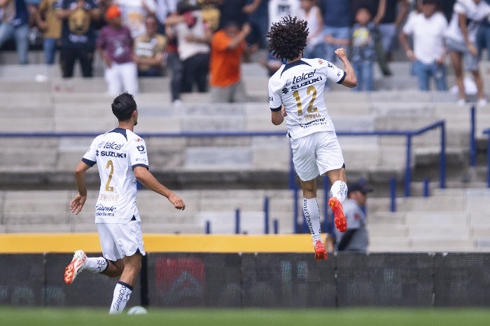 César Huerta festeja un gol de Pumas