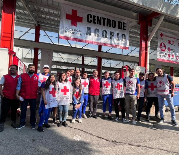 Jugadores de Cruz Azul en instalaciones de la Cruz Roja