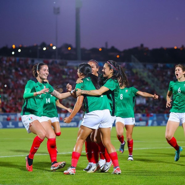 Selección Mexicana Femenil celebrando la victoria 