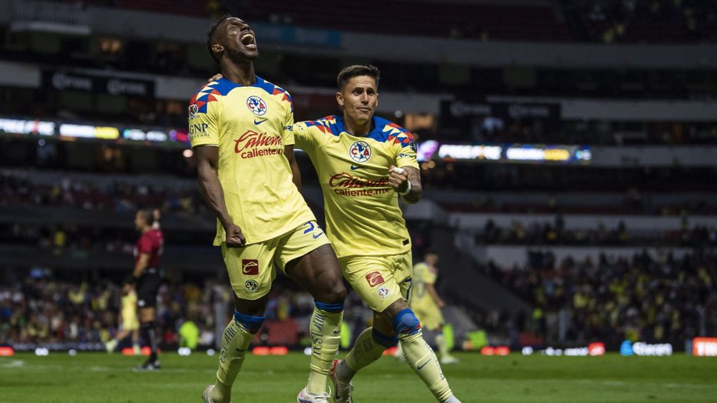 Quiñones celebra un gol con América