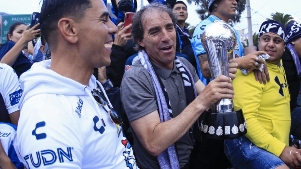 El entrenador sudamericano levantando el campeonato con los Tuzos
