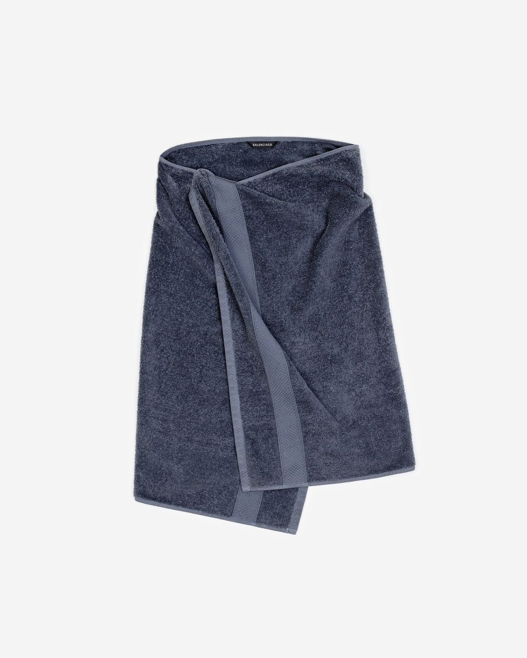 La preventa de la ‘Towel Skirt’ se puede hacer por la página oficial de Balenciaga.
