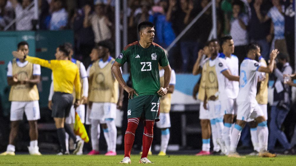 Jesús Gallardo y en el fondo, Honduras celebra la victoria