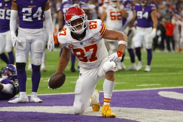 Kelce anotando frente a los Vikings