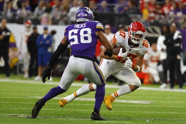 Travis Kelce jugando con Kansas City 