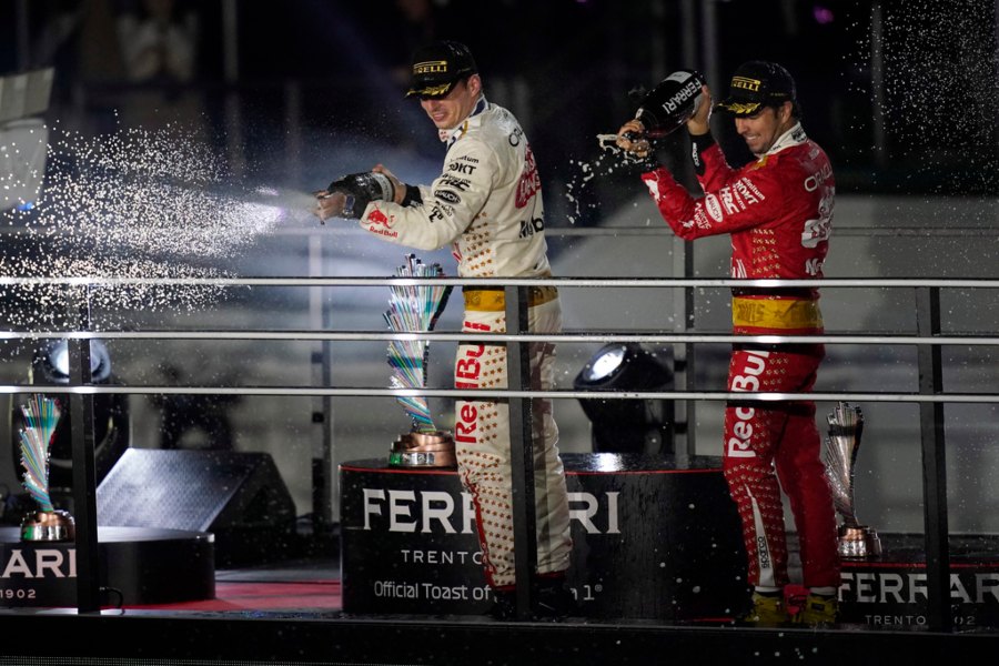 Max Verstappen y Checo Pérez festejando en el podio