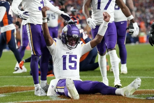 Joshua Dobbs celebrando su anotación