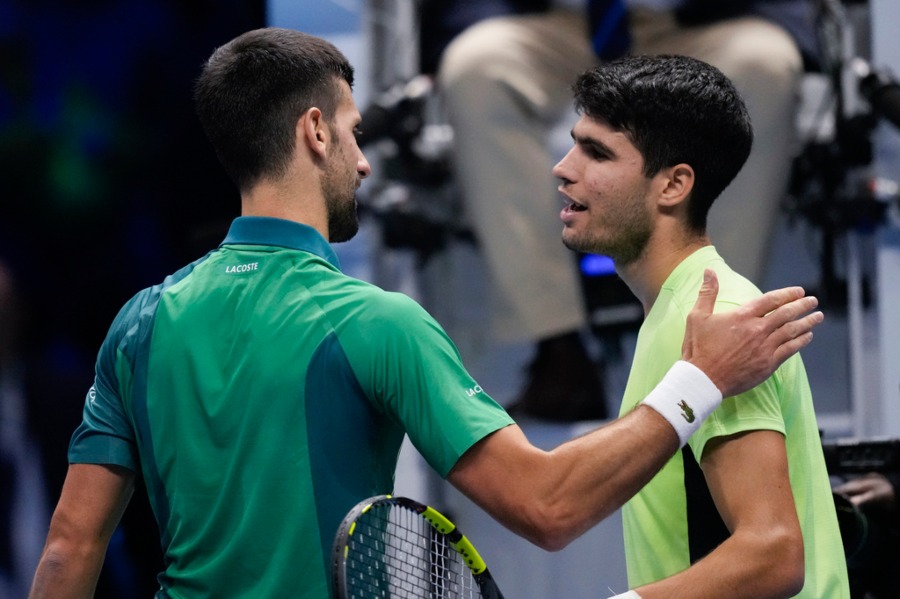 Novak Djokovic venció en dos sets a Carlos Alcaraz