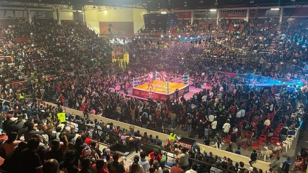 Fani wściekają się na Guerra de Titanes i wyrzucają śmieci na ring AAA Lucha Libre