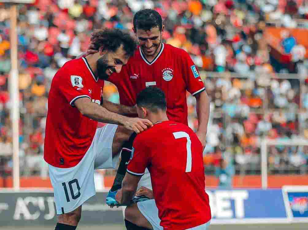 Trézéguet celebra con Salah su segundo gol