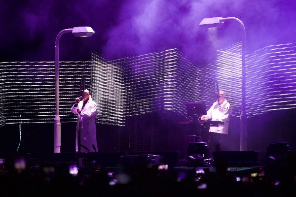 Pet Shop Boys cantando en el Corona Capital 