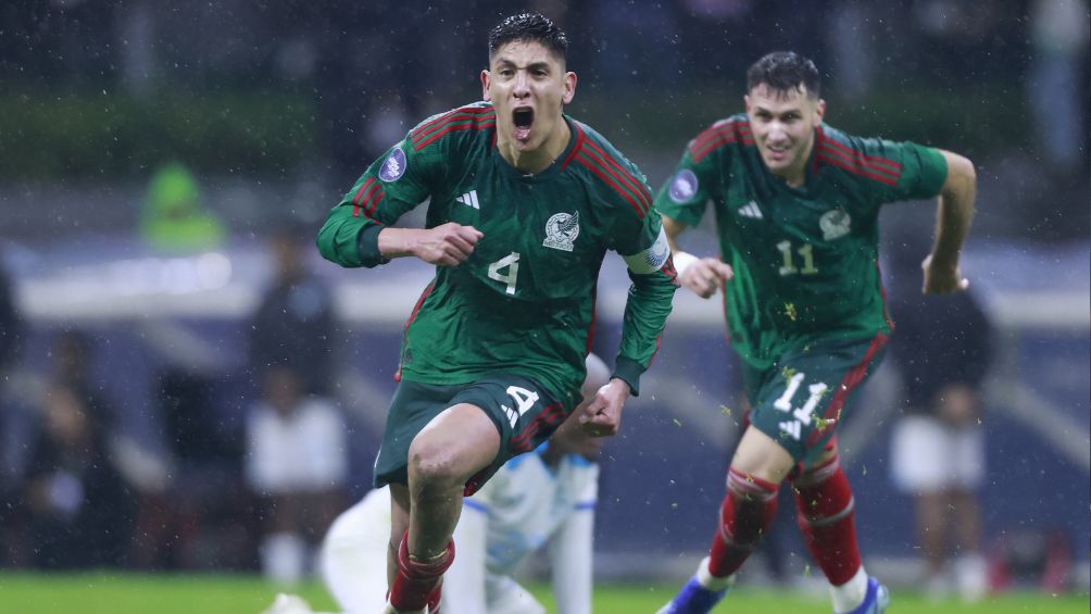 Edson Álvarez celebra el gol ante Honduras