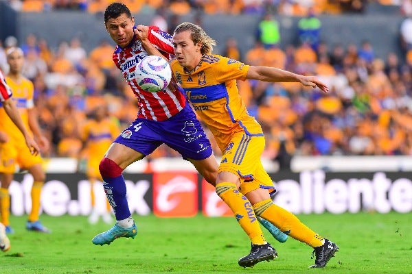 Sebastián Córdova disputando el balón