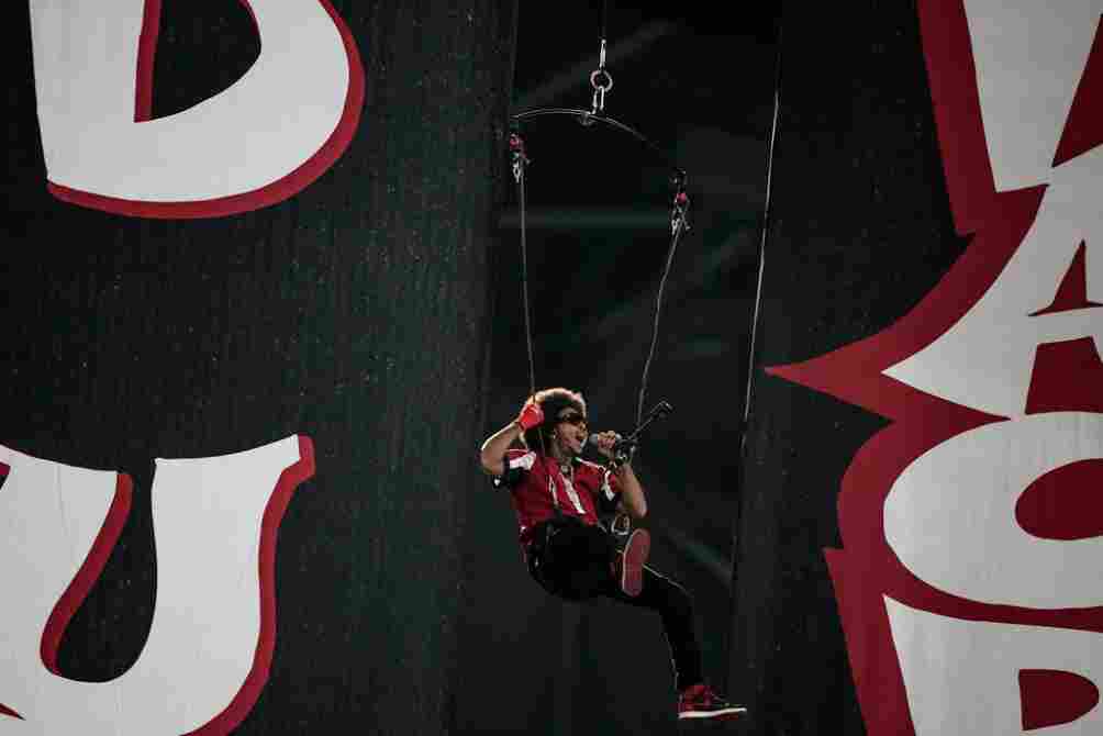 AP Así descendió Ludacris del techo en el juego