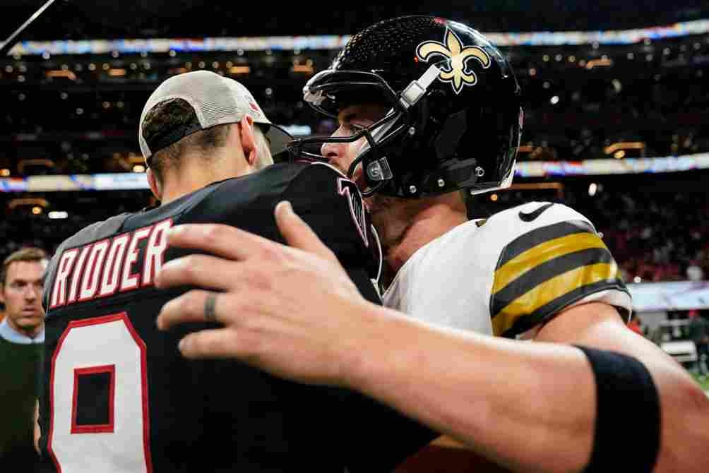 AP Desmond Ridder y Derek Carr tras el partido