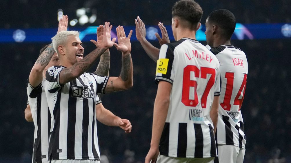 Isak y el Newcastle celebran el primer gol del partido