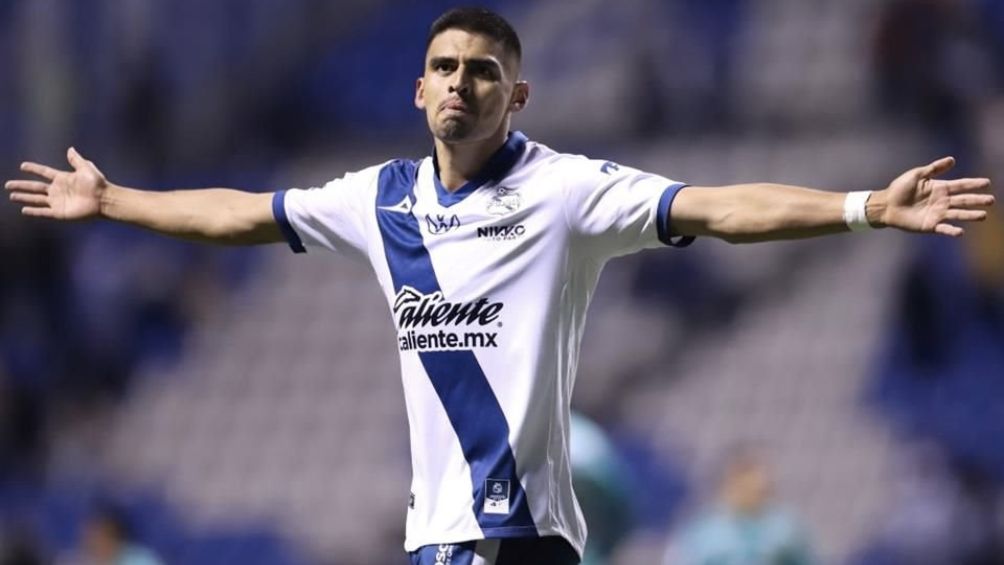 Martínez celebrando un gol con Puebla