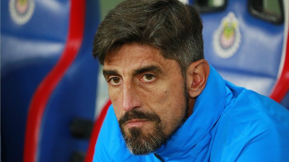 Paunovic dirigiendo a Chivas