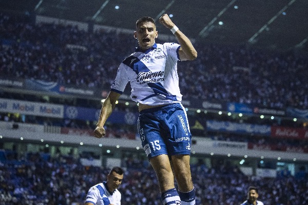 Memo Martínez celebrando su gol 