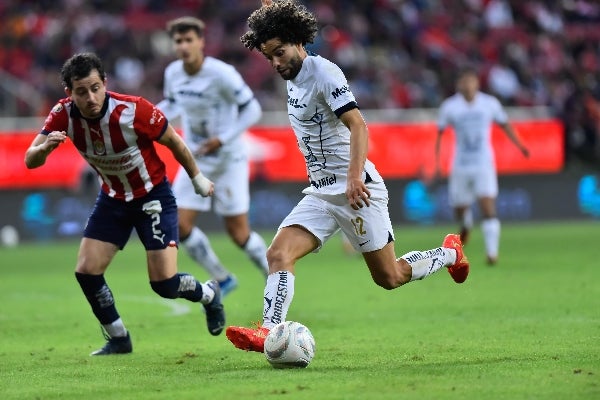'Chino' Huerta jugando con los Pumas 