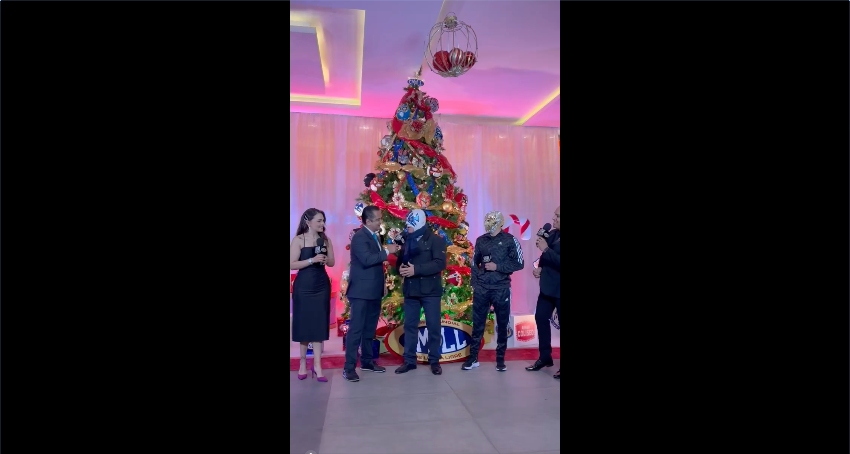 CMLL enciende su árbol de Navidad para celebrar las fiestas decembrinas