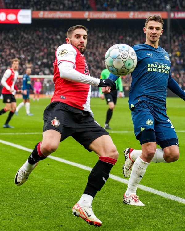 Feyenoord disputando el balón contra el PSV