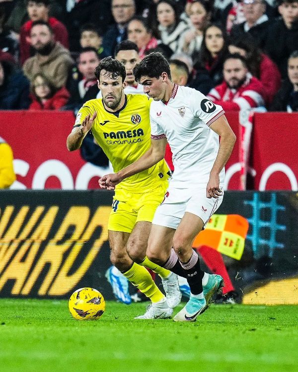 Sevilla y Villarreal disputando el balón
