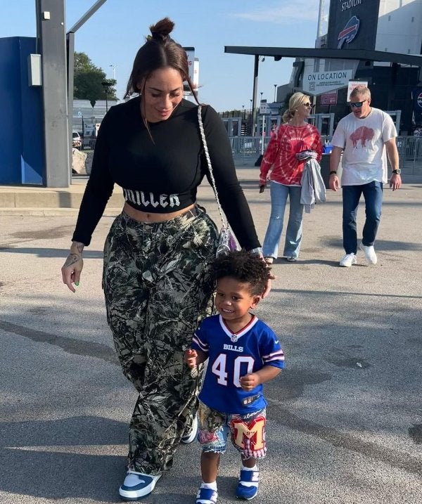 INSTAGRAM @meganxdenise Megan Denise junto a su hijo