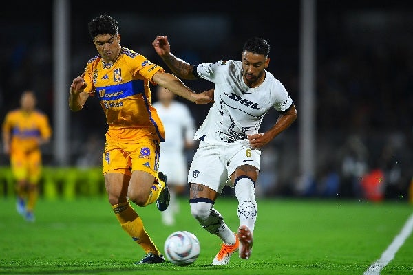 Pumas y Tigres disputando el balón