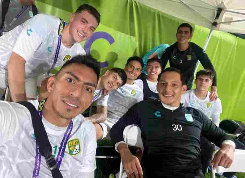 Twitter: @clubleonfc Mena y otros jugadores de la Fiera tras la primera práctica en Arabia Saudita