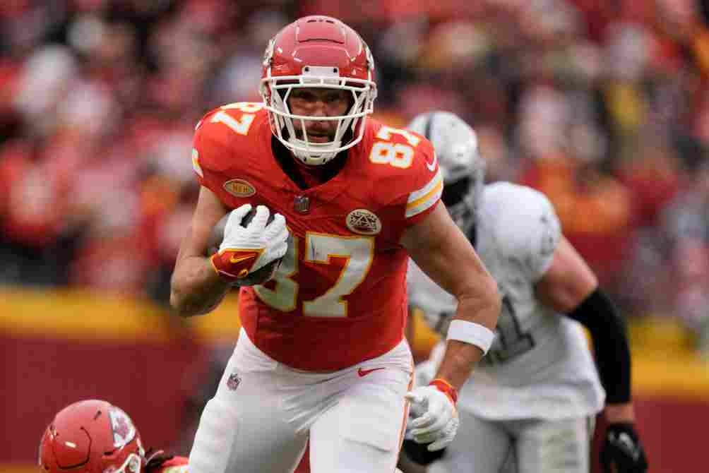 AP Kelce contra los Raiders